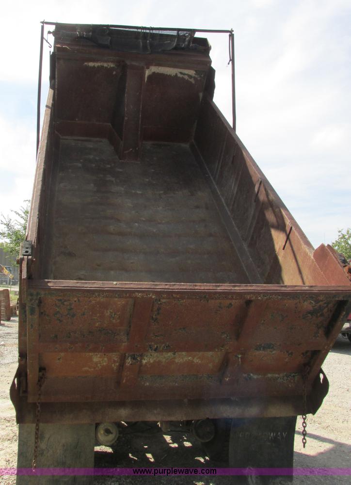 image for item E7386 1990 International 4900 dump truck