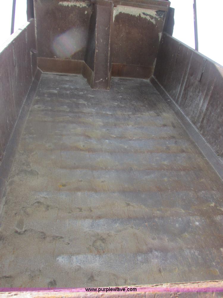 image for item E7386 1990 International 4900 dump truck