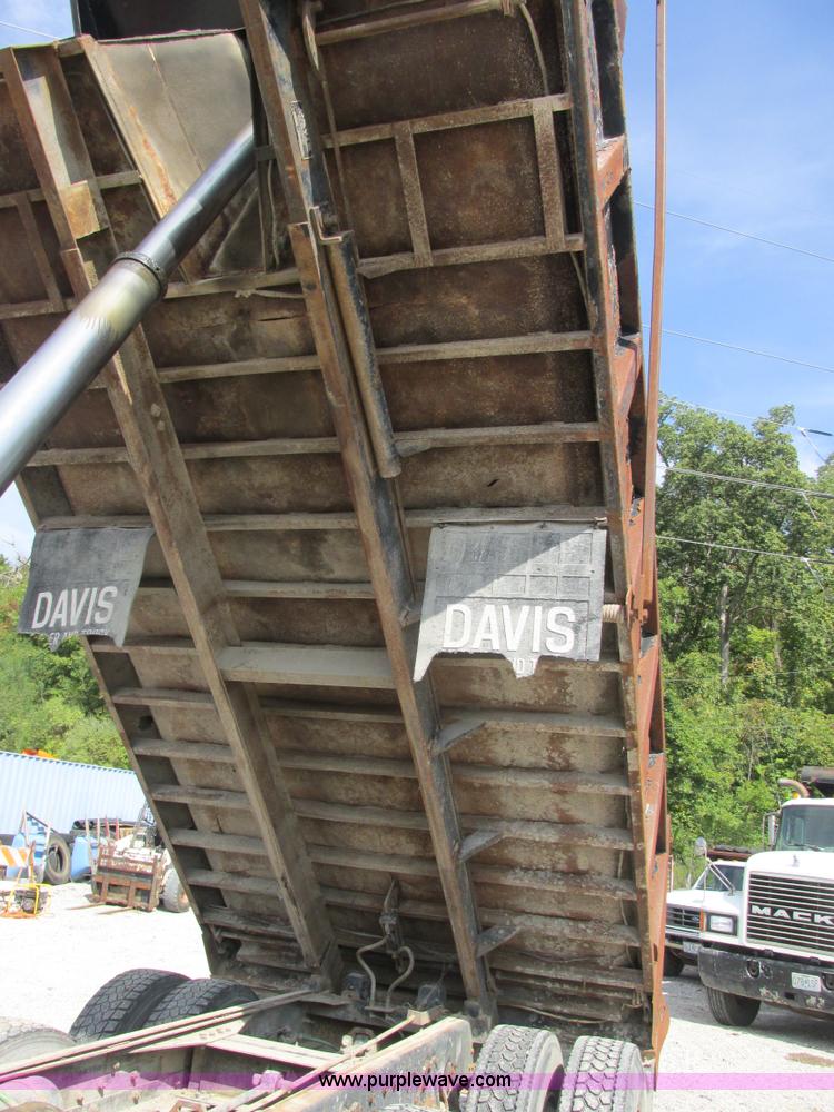 image for item E7386 1990 International 4900 dump truck