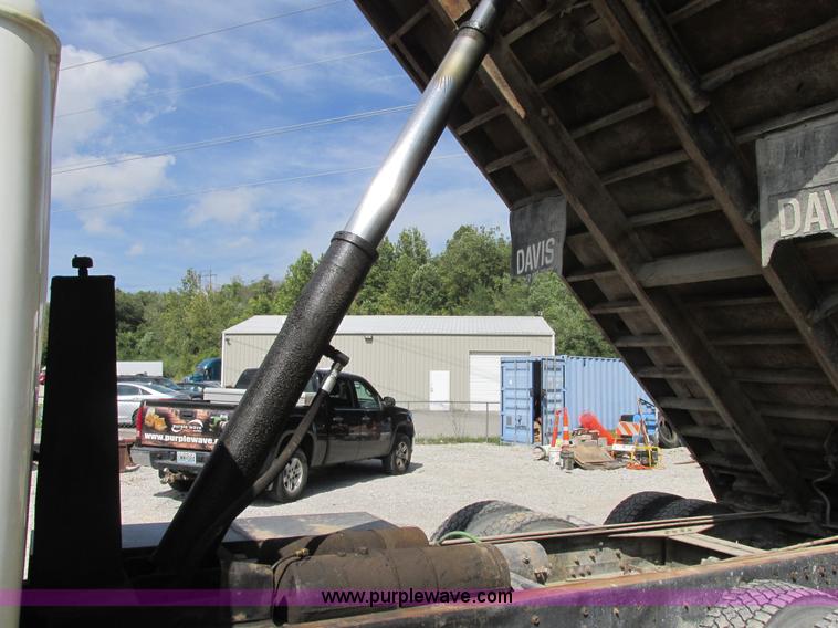 image for item E7386 1990 International 4900 dump truck