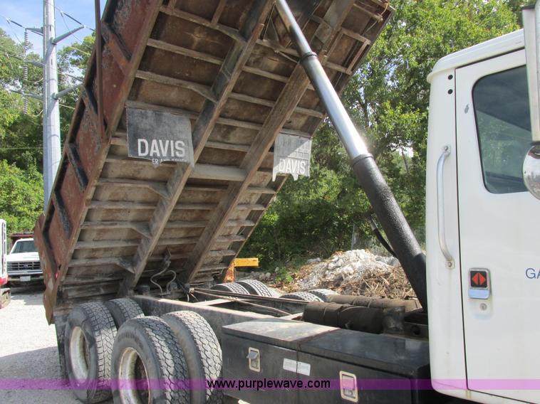 image for item E7386 1990 International 4900 dump truck