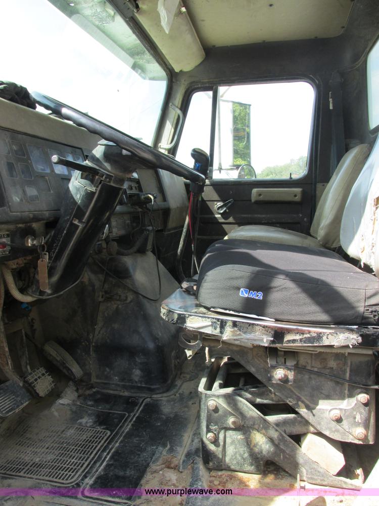 image for item E7386 1990 International 4900 dump truck