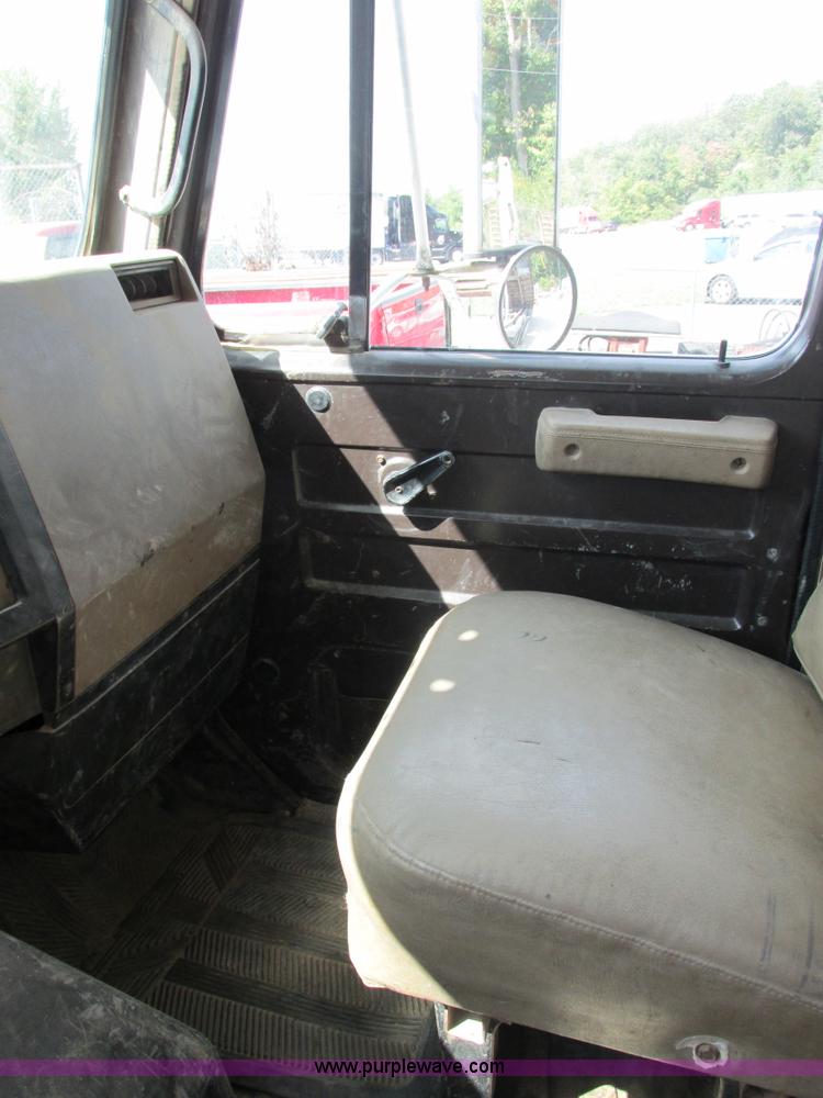 image for item E7386 1990 International 4900 dump truck