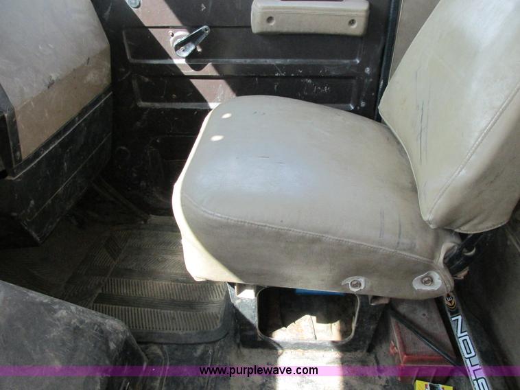 image for item E7386 1990 International 4900 dump truck