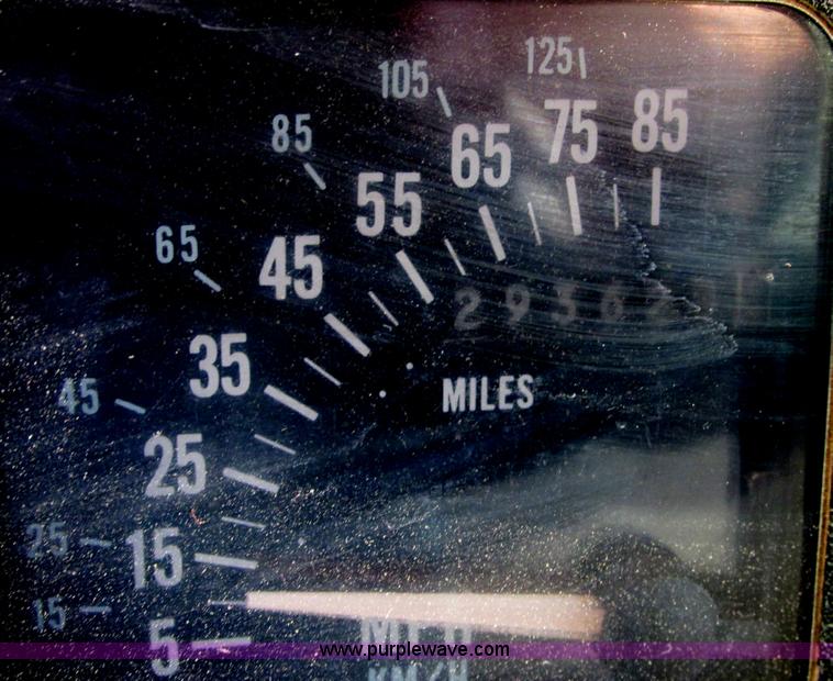 image for item E7386 1990 International 4900 dump truck