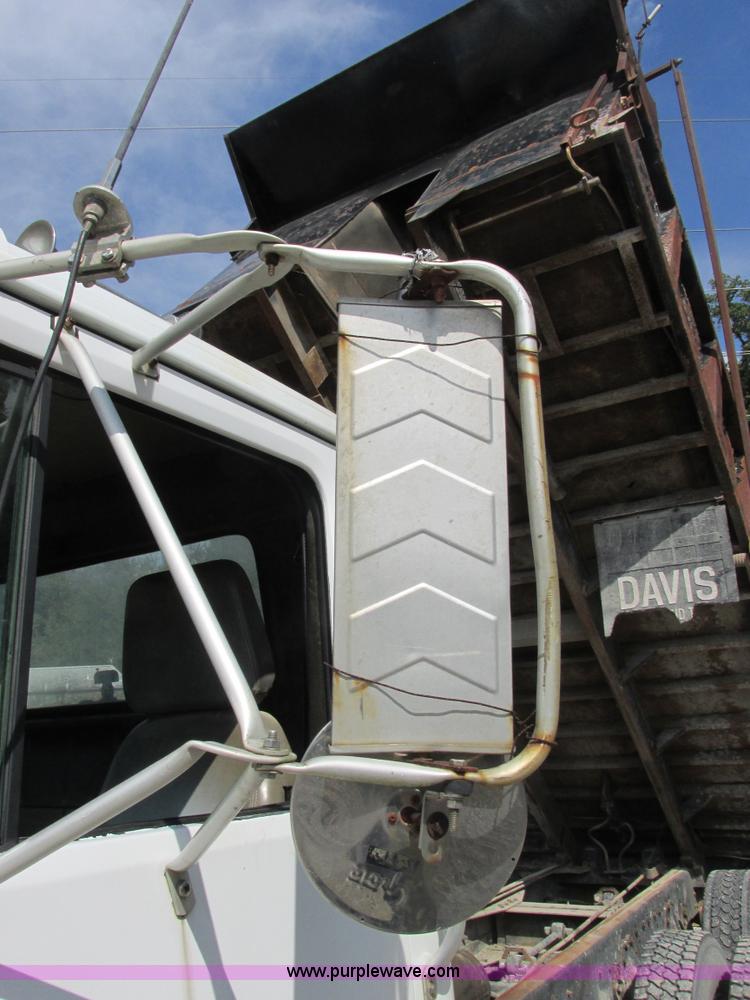 image for item E7386 1990 International 4900 dump truck