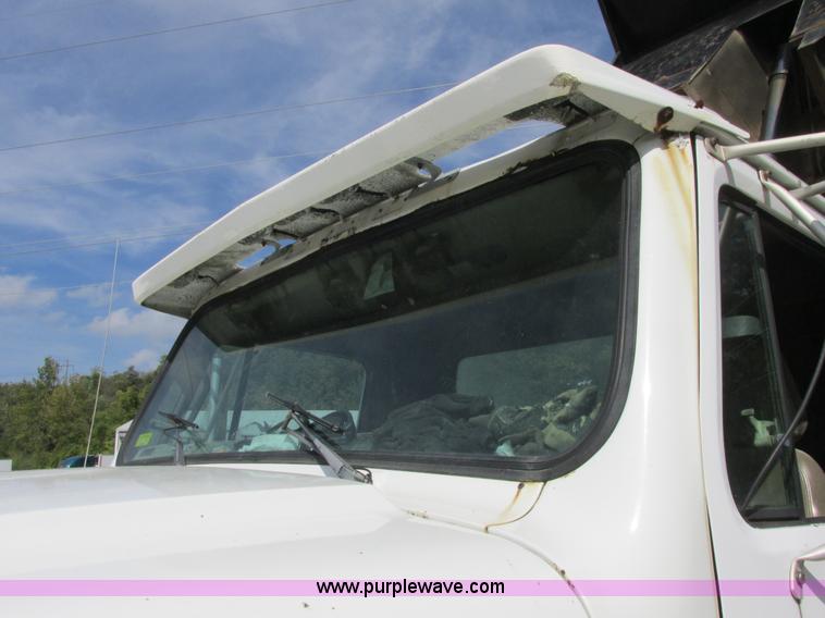 image for item E7386 1990 International 4900 dump truck