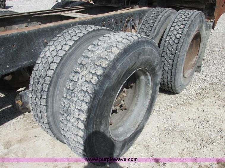 image for item E7386 1990 International 4900 dump truck