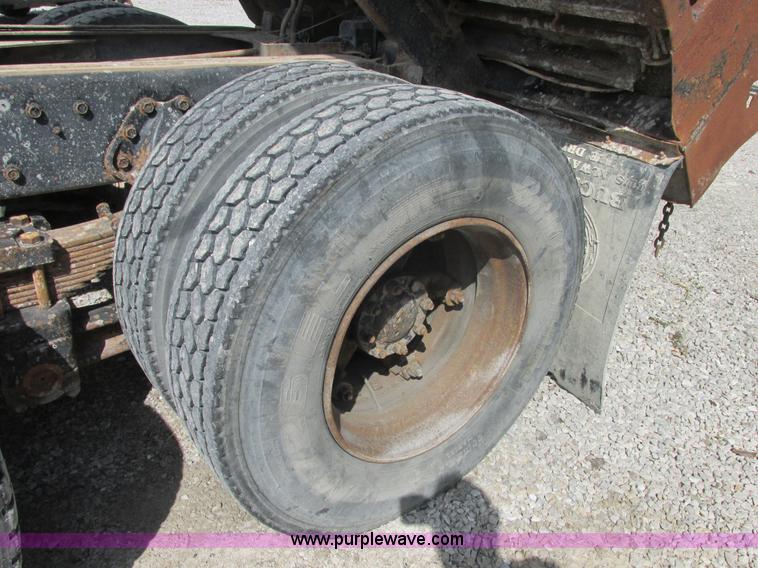 image for item E7386 1990 International 4900 dump truck