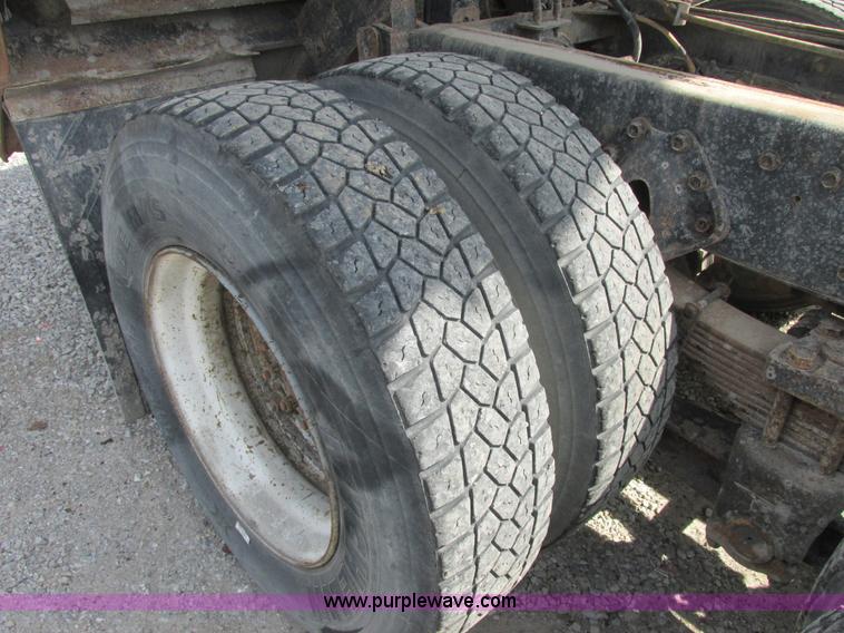 image for item E7386 1990 International 4900 dump truck