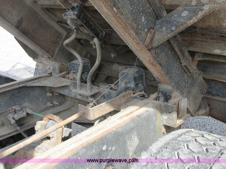 image for item E7386 1990 International 4900 dump truck