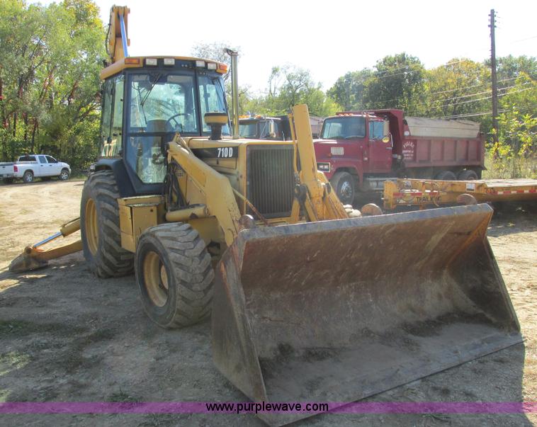 image for item E7409 2000 John Deere 710D backhoe