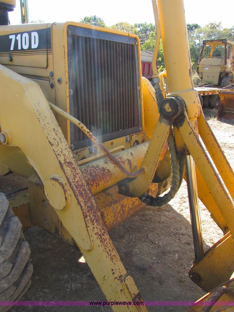 image for item E7409 2000 John Deere 710D backhoe