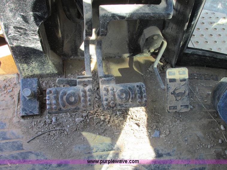 image for item E7409 2000 John Deere 710D backhoe