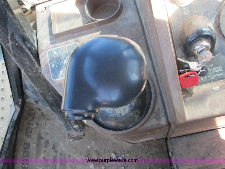 image for item E7409 2000 John Deere 710D backhoe