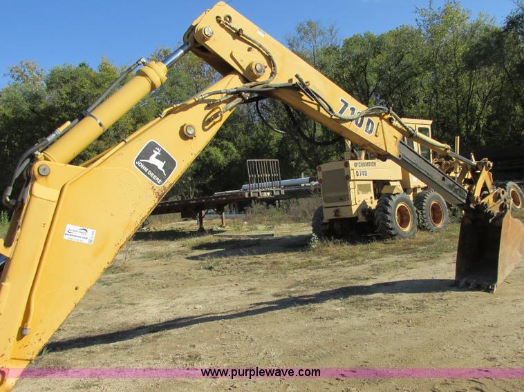 image for item E7409 2000 John Deere 710D backhoe