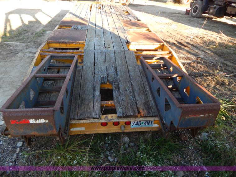 image for item E7410 2000 Trail King TK40LP-2500 equipment trailer