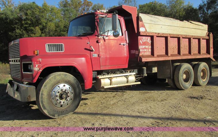 image for item E7411 1985 Ford LTL9000 dump truck