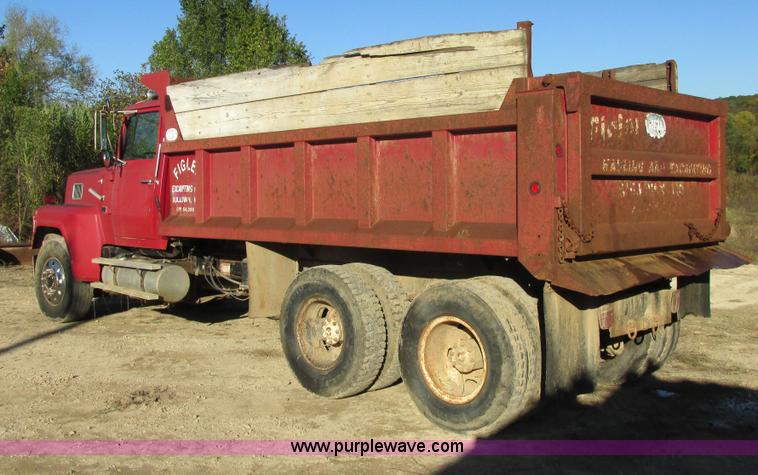 image for item E7411 1985 Ford LTL9000 dump truck