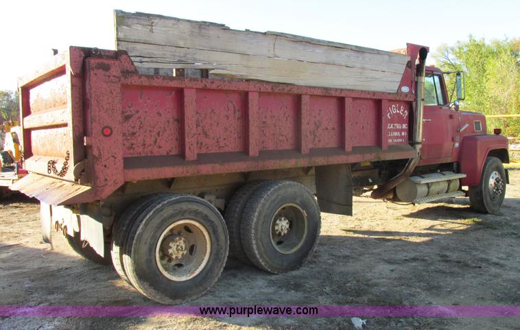 image for item E7411 1985 Ford LTL9000 dump truck