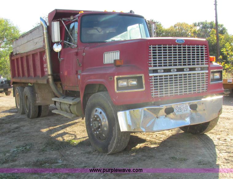 image for item E7411 1985 Ford LTL9000 dump truck