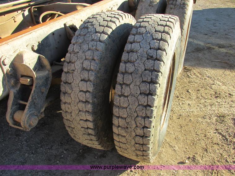 image for item E7411 1985 Ford LTL9000 dump truck