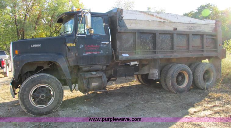 image for item E7412 1988 Ford L9000 dump truck