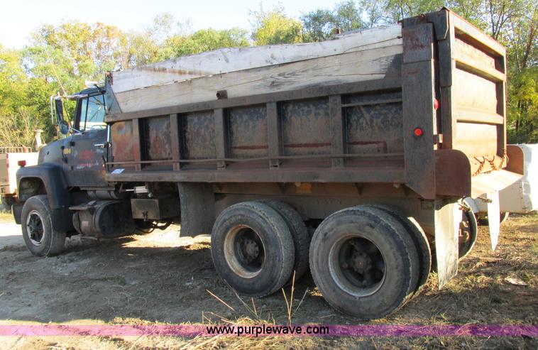image for item E7412 1988 Ford L9000 dump truck