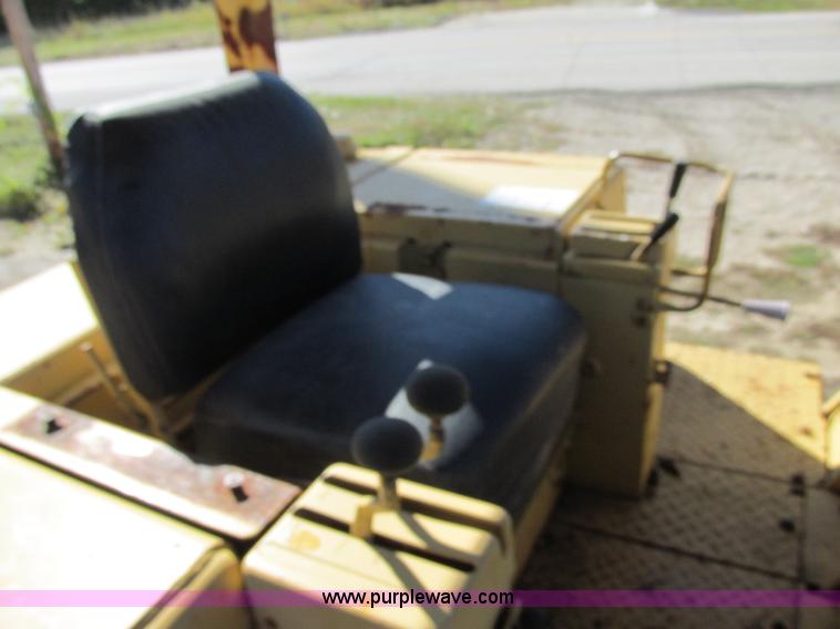 image for item E7419 1978 Caterpillar 977L track loader