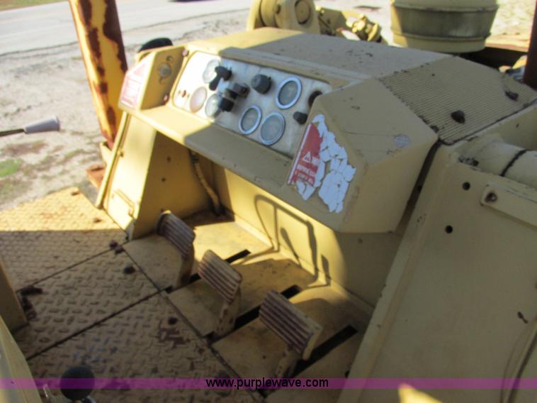 image for item E7419 1978 Caterpillar 977L track loader