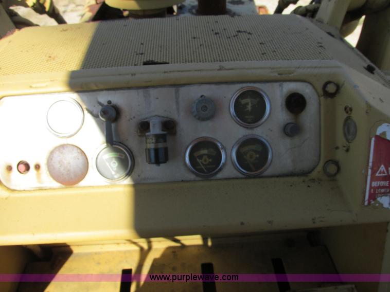 image for item E7419 1978 Caterpillar 977L track loader