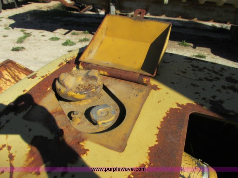 image for item E7419 1978 Caterpillar 977L track loader