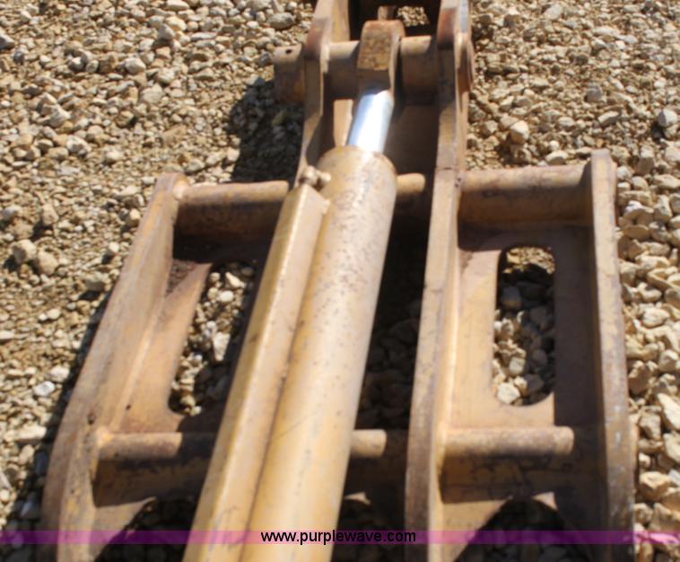 image for item G4286 John Deere 200 hydraulic thumb