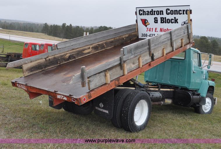 image for item G6184 1990 Ford L8000 dump bed truck