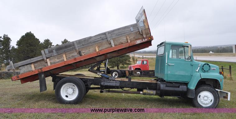 image for item G6184 1990 Ford L8000 dump bed truck