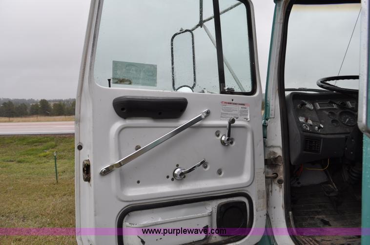 image for item G6184 1990 Ford L8000 dump bed truck