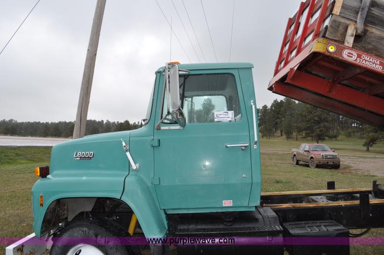 image for item G6184 1990 Ford L8000 dump bed truck