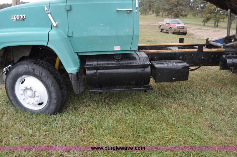 image for item G6184 1990 Ford L8000 dump bed truck