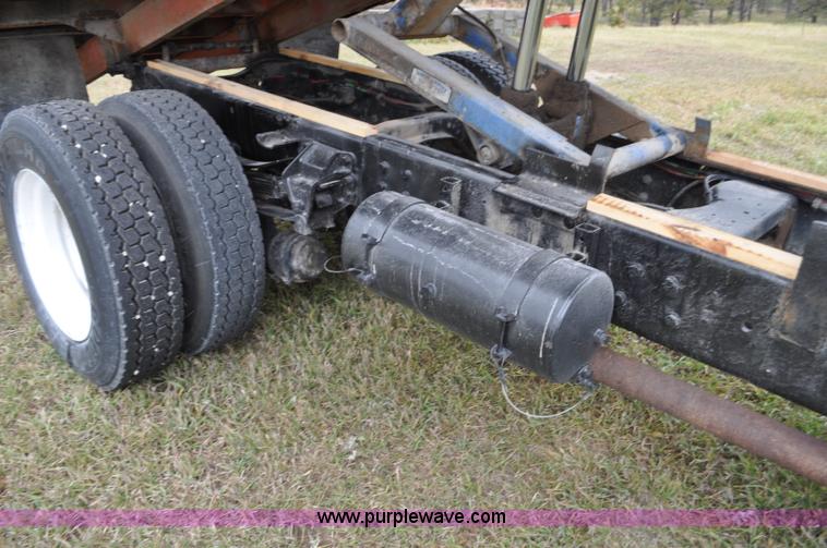 image for item G6184 1990 Ford L8000 dump bed truck