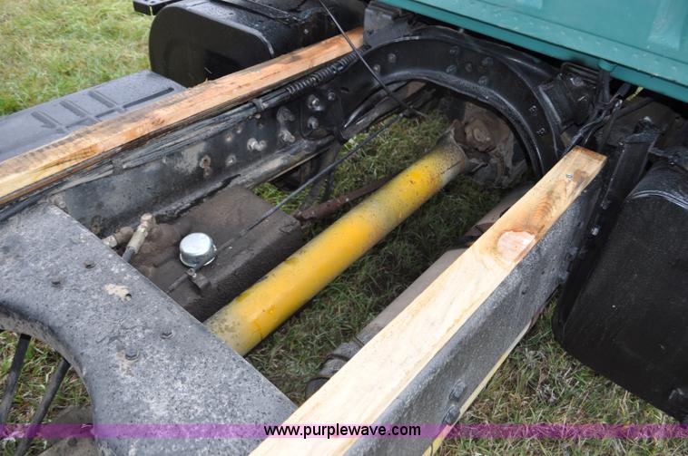 image for item G6184 1990 Ford L8000 dump bed truck