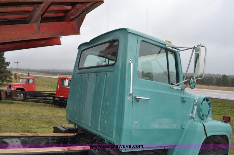 image for item G6184 1990 Ford L8000 dump bed truck