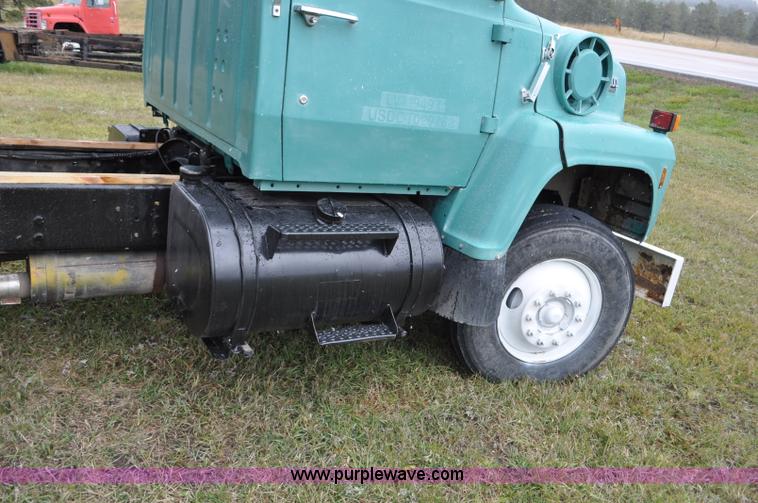 image for item G6184 1990 Ford L8000 dump bed truck