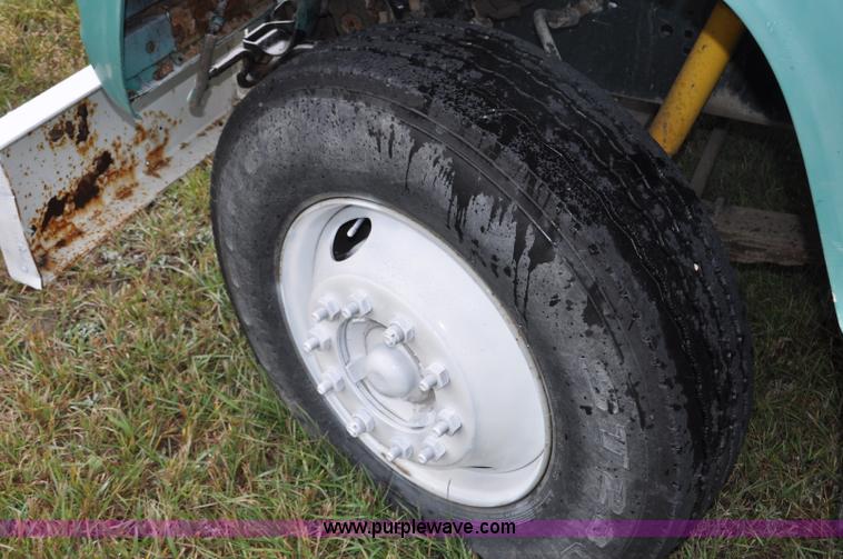 image for item G6184 1990 Ford L8000 dump bed truck