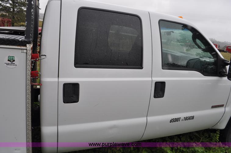 image for item G6185 2004 Ford F550 Crew Cab utility truck