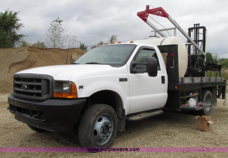 image for item G9217 2001 Ford F550 Super Duty truck with drill rig