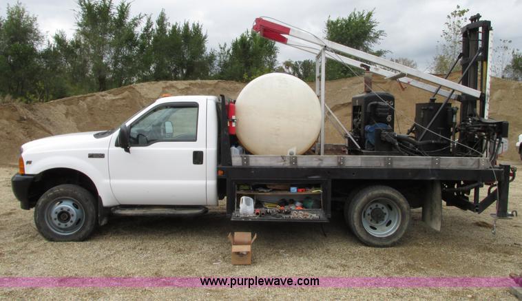 image for item G9217 2001 Ford F550 Super Duty truck with drill rig