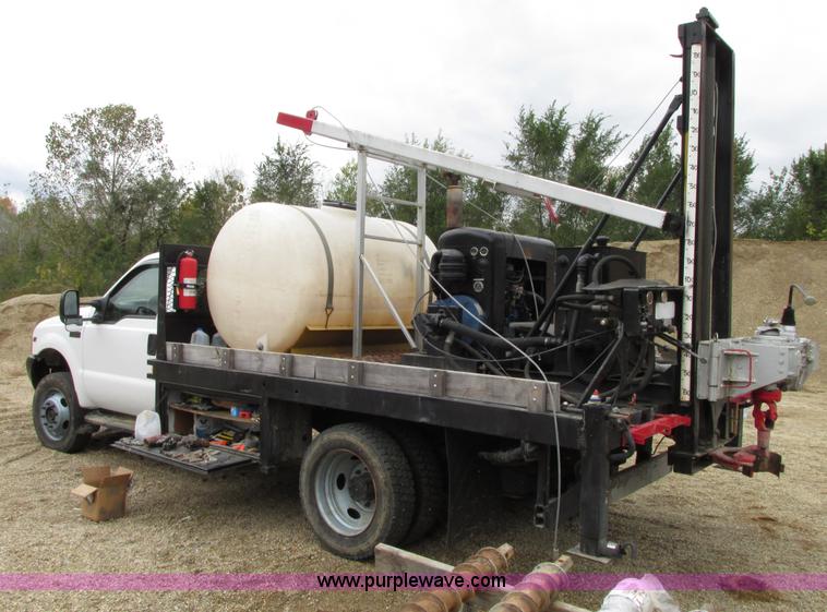 image for item G9217 2001 Ford F550 Super Duty truck with drill rig