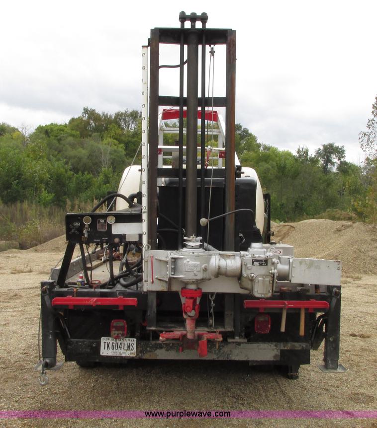 image for item G9217 2001 Ford F550 Super Duty truck with drill rig