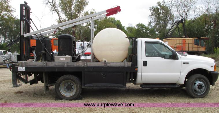 image for item G9217 2001 Ford F550 Super Duty truck with drill rig