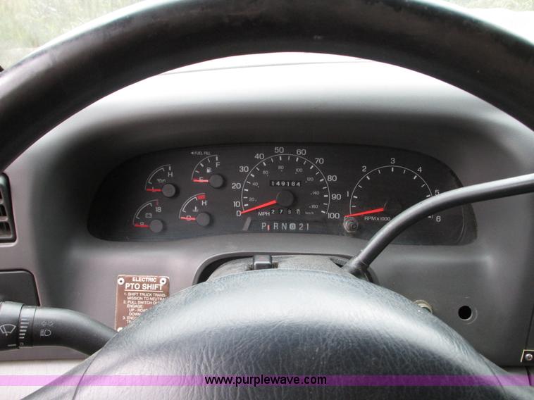 image for item G9217 2001 Ford F550 Super Duty truck with drill rig